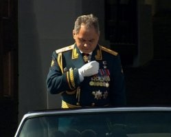 И что?! У нас министр крестился перед парадом! И, чтобы вы думали?! 
Уволили!))