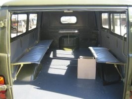 Там лавки откидные должны быть, может отвалились, а может и небыло их..