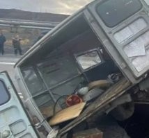 А как этот "деятель" людей перевозил, ни сидений, ни даже стульев!? Хорошо что сдох, а так на месте кончить надо было!