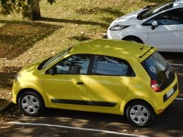 Маленькие, но полноценные автомобили, типа горбатого запорожца пользуются устойчивым спросом и продаются в больших количествах. На картинке рено твинго, к примеру.
Мотоколяски, которые не могут везти больше чем двоих и разгоняться быстрее, чем 50 км/час просто никому не нужны. Они все равно производятся и продаются либо как спортинвентарь, либо как рабочая техника для фермерских хозяйств. На картинке полярисы для гонок по пересеченной местности и, соответственно для работы.
А впрочем, платежеспособный спрос на гиперкары еще меньше.