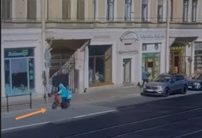 НЕ на тротуаре .