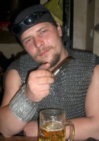 Я на Таганке (рядом) живу. Чего мне тут гулять? Что я там не видел? 

Я как раз о том, что гулять нужно или для разминки ног или для новых впечатлений. 
А в городе, они уже не новые. 
На самом деле, всё, плюс-минус, похоже. 
Дома, дороги, столбы и машины. 
А природа, она всегда разная. 
Хотя тоже, похожа. 

А в бары я перестал ходить после запрета курения в них. 
Ибо пить пиво без вкусного табака в трубке, это, как-то уже не то.