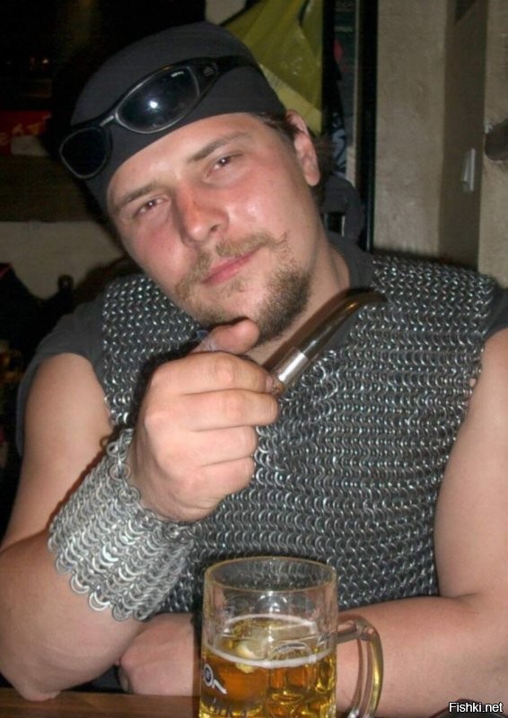 Я на Таганке (рядом) живу. Чего мне тут гулять? Что я там не видел? 

Я как раз о том, что гулять нужно или для разминки ног или для новых впечатлений. 
А в городе, они уже не новые. 
На самом деле, всё, плюс-минус, похоже. 
Дома, дороги, столбы и машины. 
А природа, она всегда разная. 
Хотя тоже, похожа. 

А в бары я перестал ходить после запрета курения в них. 
Ибо пить пиво без вкусного табака в трубке, это, как-то уже не то.