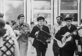 "И думал Буткеев, мне челюсть кроша:
И жить хорошо, и жизнь хороша!"