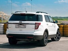 Ну полицейский Форд Эксплорер там явно не 20-летней давности.