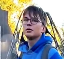Очки хоть и надел, а морда явно интеллектом не обезображена.