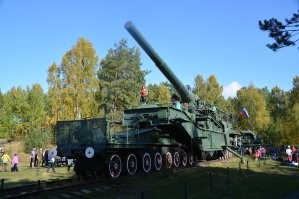 Форт ,,Красная Горка". Железнодорожный артиллерийский траснспортер ТМ 3-12 (305 мм). Со слов гида, в радиусе 35 км от этого места немцев не было, уничтожались вдребезги. В реальности , стоя вблизи, понимаешь, какой он громадный.