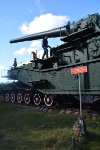Форт ,,Красная Горка". Железнодорожный артиллерийский траснспортер ТМ 3-12 (305 мм). Со слов гида, в радиусе 35 км от этого места немцев не было, уничтожались вдребезги. В реальности , стоя вблизи, понимаешь, какой он громадный.