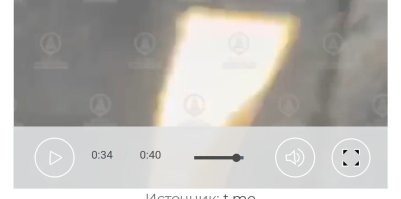 Троих. Оператор тоже чем-то размахивала.