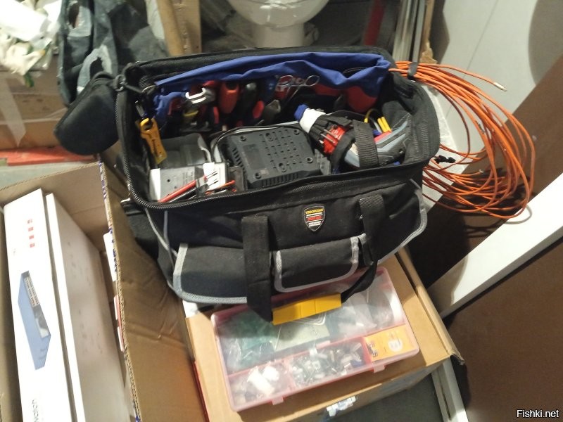 Ну..  Вот ю, к примеру, моя сумка с инструментами. 
А ещё чемодан с перфоратором и чемодан с шуруповертом. 
А ещё материалы, тот же кабель, гофра, оборудование... 

Интересно, как я это на метро, автобусе и трамвае, с пересадками повезу? 

И да, в час пик, пробки не только на дорогах, но и в метро. И в автобус не всегда влезешь. 

Я не спорю, ОТ в Москве неплох. 
Но полностью заменить личный транспорт, для всех, он не может. 
А вот Собянин, этого очень хочет. 
Всё делается для того, чтобы только богатые могли ездить на своих машинах.