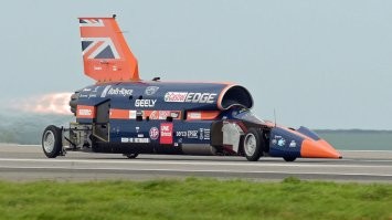 посмотрите на ракетомобили, им колесики даром что не велосипедные ставили бы, если бы грузоподъемности хватало. устойчивость - от геометрии. тормозить им в общем то ни к чему. а вот лишнее сопротивление качению не нужно.