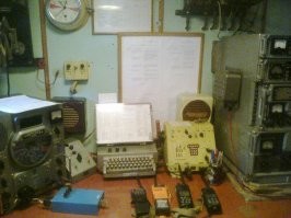 Папа работал судовым радистом в 70е.
Сейчас такие ещё сохранились в армии и на флоте.