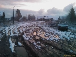 Ага, точно. 

Не, где-то я его даже понимаю. 
Сидишь себе на даче, специально, подальше от цивилизации. 
А тут толпа жиперов или пеших туристов к шару ломятся. 
Шумят. Дорогу разбивают... 

А дорога там пипец...