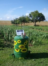 Такое работает только в провинции с малым количеством людей.
Да и то только до тех пор, пока не заведётся какая нибудь жадная гнида.

У меня по соседству фермер кроме прочего выращивает цветы на продажу. Поле самообслуживание. Срезаешь и бросаешь деньги в кассу. Большинство видимо честно платит, иначе фермер бы не устраивал самообслуживание.