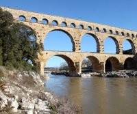 У римлян был не водопровод, а система каналов (акведуков) (похоже, но не то-же самое). Вода перемещалась гравитационным способом и выше водозабора, воду надо было доставлять вручную. С тем же успехом можно назвать "водопроводом", канавку, которую прокопал неандерталец от ближайшего ручья к своей пещере, а это было задолго до римлян.