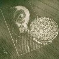 Напомнило тему про шутников,которые делали рисунки на полях..