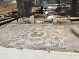 Насчет "6. Самая большая римская мозаика в мире (836 кв. м) находится в Антакье, Турция", в городе Пловдив в Болгарии есть римская мозаика с площадью почти 2000 кв.м.