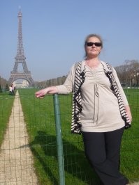 Это украинский хлопчик, который на данном сайте маскируется вот под эту старушку.