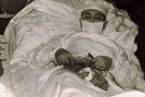 27-летний Рогозов был врачом советской Антарктической экспедиции, оставшимся в 1961 году вместе с 12 другими сотрудниками зимовать на только что открытой антарктической станции Новолазаревской. 
Через два месяца Рогозов – единственный медик на станции – диагностировал у себя острый аппендицит.
Известен как человек, который в 1961 году во время экспедиции в Антарктиду выполнил на самом себе хирургическую операцию по поводу аппендицита.