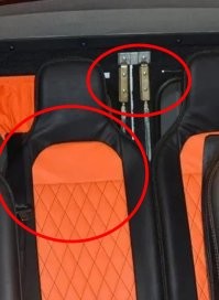 Да... Эклектика... 

Кожаные кресла и замки.