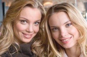 Ольга и Татьяна Арнтгольц.
Сестры родились в 1982 г. в семье драматических актеров в городе Калининграде. Свои имена получили в честь сестер Лариных из поэмы «Евгений Онегин». Первой увидела свет Татьяна, и только через 20 минут – ее сестренка.

Сейчас актрисы очень востребованы в профессии и постоянно заняты на съемках. Близнецы Татьяна и Ольга Арнтгольц снимались вместе в ряде фильмов и сериалов. Они сыграли сестер в сериалах «Простые истины», «Зачем тебе алиби?», «Глянец», «Лапушки».