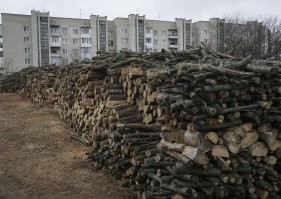 Заготовка дров в городах Украины. Буржуйки в многоэтажках. В Куеве даже в метро возят дровишки.... 
Зато не як как у москалей.