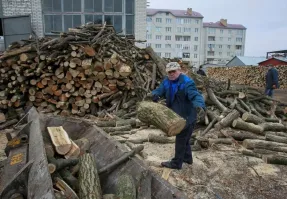 Заготовка дров в городах Украины. Буржуйки в многоэтажках. В Куеве даже в метро возят дровишки.... 
Зато не як как у москалей.