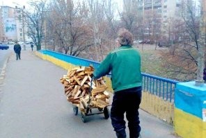 Заготовка дров в городах Украины. Буржуйки в многоэтажках. В Куеве даже в метро возят дровишки.... 
Зато не як как у москалей.