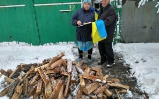 Заготовка дров в городах Украины. Буржуйки в многоэтажках. В Куеве даже в метро возят дровишки.... 
Зато не як как у москалей.