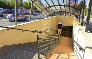 Я тебе одну умную вещь скажу, только ты не обижайся. Вот фото случайного подземного перехода из страны, где надзорным органам не полностью насрать на безопасность людей, и соблюдаются строительные нормы и правила.
А если там окажется ребенок, слепой, пьяный, наконец? Не какой-то пришлый блогер, а свой, родненький «грузинец»? Ему бедненькому и уе.. некуда, если только в ненавистную Россию.