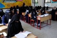 Вот дура. Чего-ж она в мечети на мужскую половину молиться не ходит? Что, там правила более правильные чем в школе? Или потому, что в школе тебе по-людски объясняют, а из мечети палками бы выгнали как шелудивую собаку? Я бы вообще, сильноверующих, для которых законы и правила менее значимы чем их религия, к образованию не допускал. Им достаточно знания, что всё происходит по воле бога и нечего засорять голову всякой ерундой.