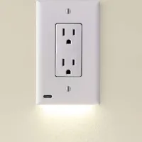 Этот арт-объект нашел бы отклик в душах американских электриков.
Т.к. есть две школы при установке декоративных накладок на розетки: вертикальная и горизонтальная ориентация шлица.