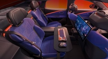 Из другого поста на фишках:

Компания Lynk & Co выпустила геймерский электрокар Z10 STARBUFF с компьютером на заднем кресле. Китайско-шведский автомобильный бренд уточняет, что это не какой-то концепт, а серийный автомобиль.
Обещают, что тянуть будет любые современные игры: в сетапе процессор AMD V2000A и графика RX 6600M, 17  монитор с 3K-разрешением, твердотельный накопитель емкостью 1 Тбайт и модем 5G. Кабина также оснащена премиальной аудиосистемой Harman Kardon с 23 динамиками, обеспечивающей «захватывающее звучание».
В топе у авто 421-сильный мотор, разгон до «сотни» за 3.5 сек и запас хода до 766 км. Цена   от 3 млн рублей ( 236 800).