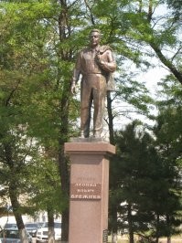 Ну, Ильича в Новороссийске не только по поводу дерева помнят.
Этот памятник тоже в Новороссийске, недалеко от порта.