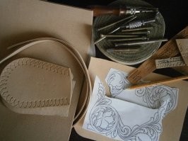 Химия - краски для кожи на спиртовой основе и лак-финиш. Никаких прессов не нужно, а инструмент для тиснения легко изготовить самому из болтов (на фото видно) Краски и финиш недорогие. 
Было бы желание :)