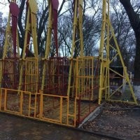 У нас в парке был такой аттракцион. "Клетки"