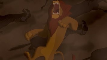 Два кота воссоздали культовую сцену Муфасы и Шрама из «Короля Льва»