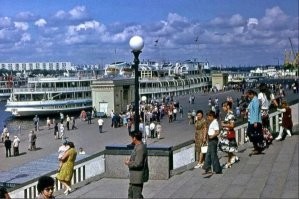 С большим удовольствием съездил бы в речной круиз. В морской нафиг. А вот по рекам класс.