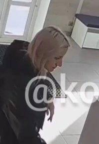 Канешн тупая, небось прежде чем взять шмотки на примерку засветилась на камеру как эта девчонка!