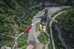 Я бы тоже! Но мне кажется вот этот "атракцион", гораздо ссыкатнее! А желающих хватает...