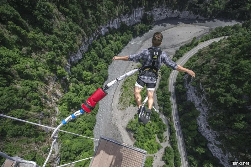 Я бы тоже! Но мне кажется вот этот "атракцион", гораздо ссыкатнее! А желающих хватает...