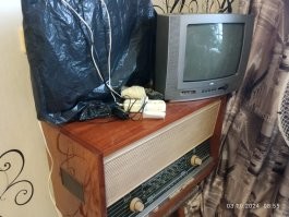 Иногда он пургу метелил, но полагаю, что Милоний прав, в данном случае. 
Люди часто выбрасывают не нужные им вещи по разным причинам: выросли дети, не подходят по стилю, сломались, хочется новенького. 
Многие вещи можно использовать ещё долгое время, например как те, что на фото
Спасжилеты - дети выросли, не налазят на них - отдай соседу по гаражу
Вентилятор - сломалась нога подставки - поменяй на ногу от кресла
Растолстел кот - отдай любителям толстых котов.
Не работает монитор из за сломанного БП - отдай тем, кто отремонтирует.
Не работает старинная радиомагнитола Романтика-103- отдай любителям ретростиля.
На фото не все мои находки, часть отремонтировал и уже раздал родственникам, друзьям и знакомым.
Я уже не говорю про книги, отдайте в школу, в библиотеку или ещё куда, но для дела.
Кроме того есть люди, которые собирают картон, бумагу, металл, и даже пластик на сдачу.
Просто положите рядом с мусоркой.