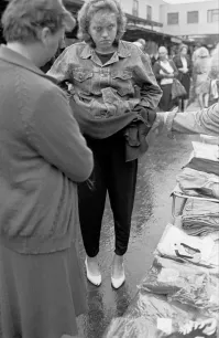 - А это точно гучи?
- Конечно, конечно! Становитесь на картонку, а я вам шторку подержу.