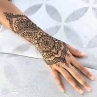 Так давно есть. Мехенди. Вроде две недели держится. Это роспись по телу хной. А вот переводки, так вообще из 90-х)))) доброе утро, ага)))
