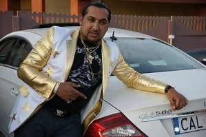 Даже номер говорит, что за рулем КАЛ.