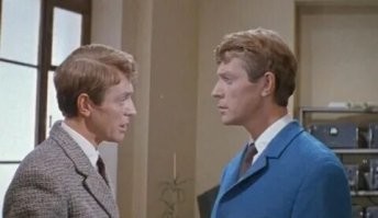"Его звали Роберт" (фильм 1967 г.) -  обе роли (изобретателя и робота) исполнил Олег Стриженов