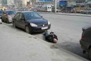 Это как подать новость)), например - "неадекватная женщина на парковке мешала автомобилисту"
