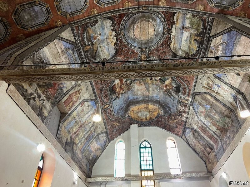 У нас тоже не мало старинных строений и раз уж тут показывают, то я тоже похвалюсь. Вот в этой кирхе Святой Анны была лично. 1350 года постройки. Но знаменита она тем, что тут похоронена дочь Мартина Лютера. Кирха одна из старейших в нашей области, но и одна из самых сохранившихся, поскольку войной не была затронута. И до сих пор она является действующей лютеранской церковью! Фото не мои (к сожалению мои вышли плохого качества), но всё там именно так и есть. Восстановлены даже средневековые фрески. 
  А вот буквально рядом с моим домом более ранняя постройка. Кирха Святой Барбары, датируется 1325 годом.  Но она в руинированном состоянии. Так выглядит она сегодня (фото с собакой). Хотя там сохранился фрагмент фрески 14 века.