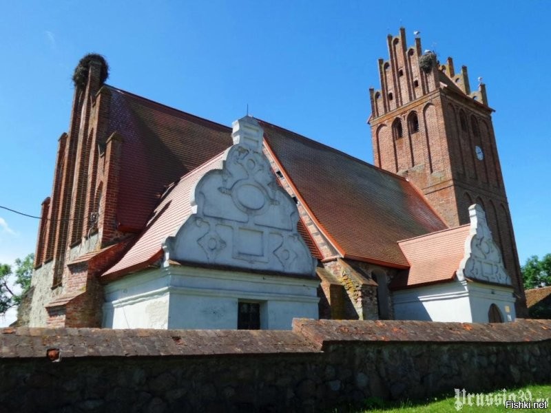 У нас тоже не мало старинных строений и раз уж тут показывают, то я тоже похвалюсь. Вот в этой кирхе Святой Анны была лично. 1350 года постройки. Но знаменита она тем, что тут похоронена дочь Мартина Лютера. Кирха одна из старейших в нашей области, но и одна из самых сохранившихся, поскольку войной не была затронута. И до сих пор она является действующей лютеранской церковью! Фото не мои (к сожалению мои вышли плохого качества), но всё там именно так и есть. Восстановлены даже средневековые фрески. 
  А вот буквально рядом с моим домом более ранняя постройка. Кирха Святой Барбары, датируется 1325 годом.  Но она в руинированном состоянии. Так выглядит она сегодня (фото с собакой). Хотя там сохранился фрагмент фрески 14 века.