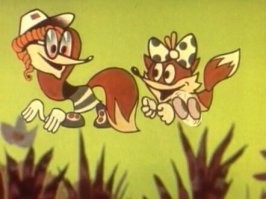 Женщина много лет кормит лис во дворе дома